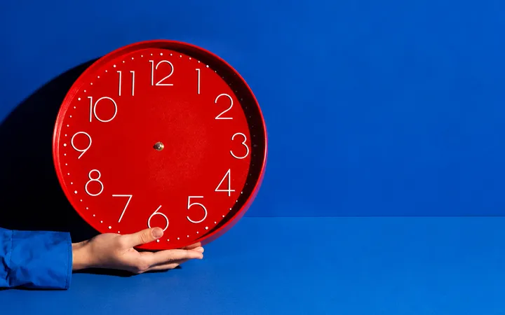 Reloj conceptual que representa la relación entre métricas, creatividad y estrategia de marca