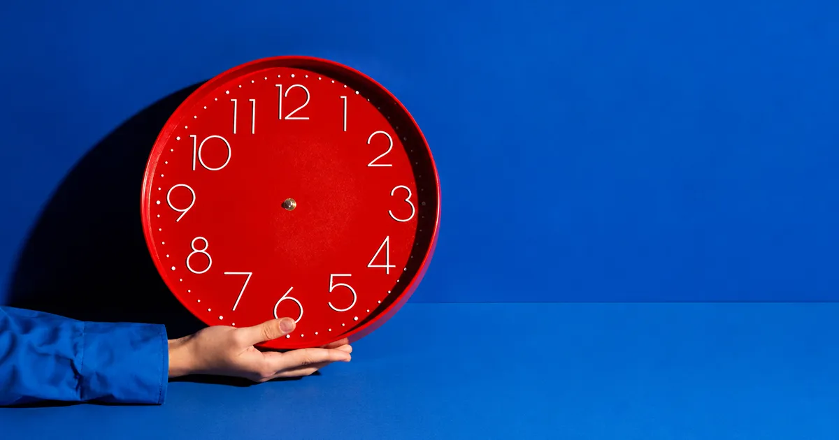 Reloj conceptual que representa la relación entre métricas, creatividad y estrategia de marca